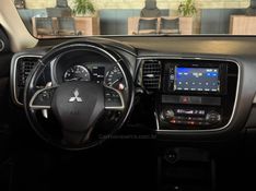 MITSUBISHI OUTLANDER 3.0 GT 4X4 V6 24V 2013/2014 GRIFFCAR MULTIMARCAS DOIS IRMÃOS / Carros no Vale