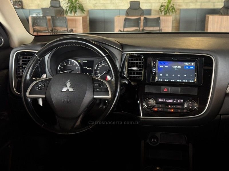 MITSUBISHI OUTLANDER 3.0 GT 4X4 V6 24V 2013/2014 GRIFFCAR MULTIMARCAS DOIS IRMÃOS / Carros no Vale
