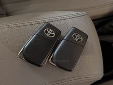 TOYOTA COROLLA 1.8 GLI 16V 2016/2017 GRIFFCAR MULTIMARCAS DOIS IRMÃOS / Carros no Vale