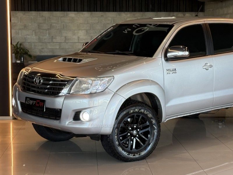 TOYOTA HILUX 3.0 SRV 4X4 CD 16V TURBO INTERCOOLER 2014/2014 GRIFFCAR MULTIMARCAS DOIS IRMÃOS / Carros no Vale