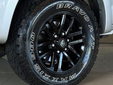 TOYOTA HILUX 3.0 SRV 4X4 CD 16V TURBO INTERCOOLER 2014/2014 GRIFFCAR MULTIMARCAS DOIS IRMÃOS / Carros no Vale