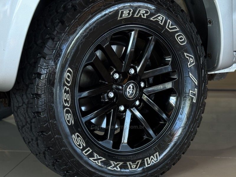 TOYOTA HILUX 3.0 SRV 4X4 CD 16V TURBO INTERCOOLER 2014/2014 GRIFFCAR MULTIMARCAS DOIS IRMÃOS / Carros no Vale