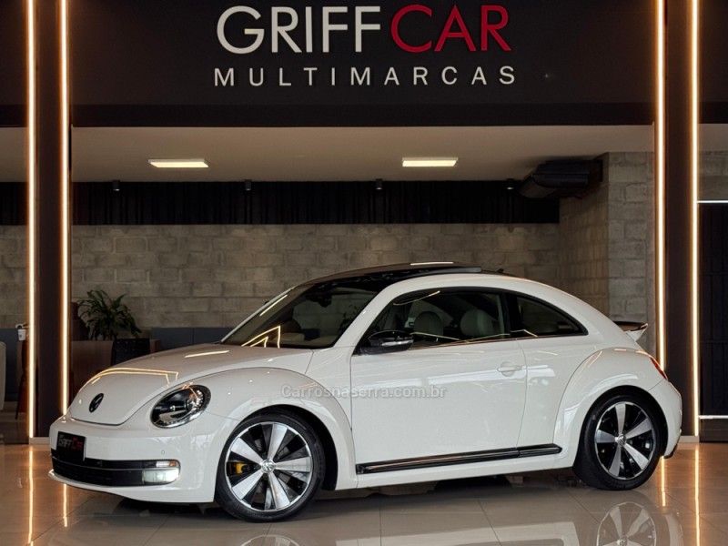 VOLKSWAGEN FUSCA 2.0 TSI 16V R-LINE 2013/2014 GRIFFCAR MULTIMARCAS DOIS IRMÃOS / Carros no Vale
