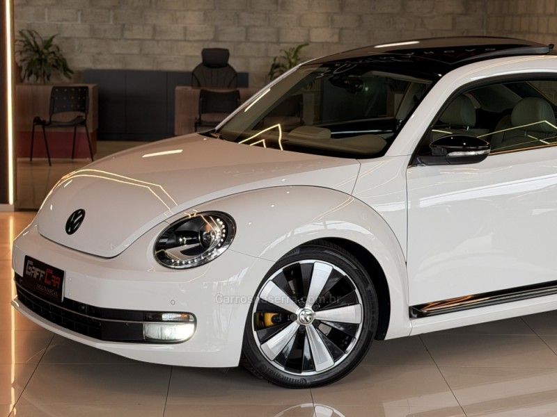 VOLKSWAGEN FUSCA 2.0 TSI 16V R-LINE 2013/2014 GRIFFCAR MULTIMARCAS DOIS IRMÃOS / Carros no Vale