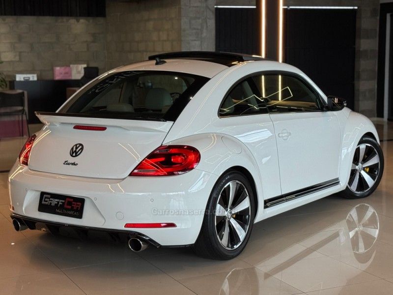 VOLKSWAGEN FUSCA 2.0 TSI 16V R-LINE 2013/2014 GRIFFCAR MULTIMARCAS DOIS IRMÃOS / Carros no Vale