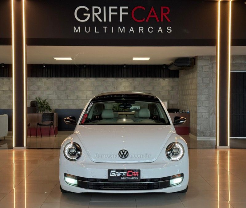 VOLKSWAGEN FUSCA 2.0 TSI 16V R-LINE 2013/2014 GRIFFCAR MULTIMARCAS DOIS IRMÃOS / Carros no Vale
