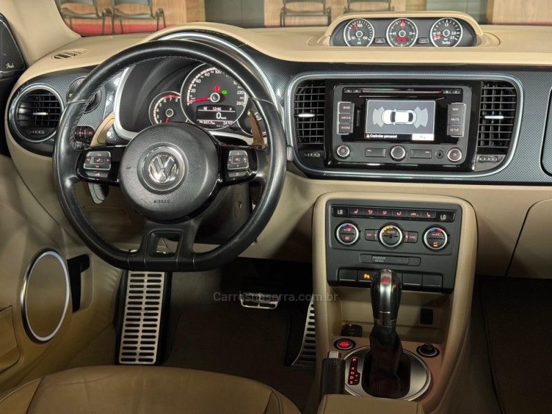 VOLKSWAGEN FUSCA 2.0 TSI 16V R-LINE 2013/2014 GRIFFCAR MULTIMARCAS DOIS IRMÃOS / Carros no Vale