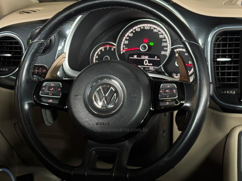 VOLKSWAGEN FUSCA 2.0 TSI 16V R-LINE 2013/2014 GRIFFCAR MULTIMARCAS DOIS IRMÃOS / Carros no Vale