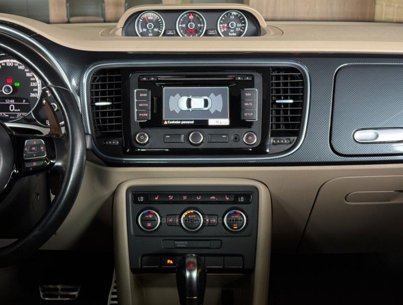 VOLKSWAGEN FUSCA 2.0 TSI 16V R-LINE 2013/2014 GRIFFCAR MULTIMARCAS DOIS IRMÃOS / Carros no Vale