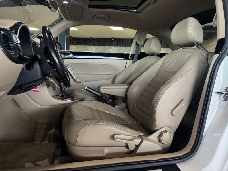 VOLKSWAGEN FUSCA 2.0 TSI 16V R-LINE 2013/2014 GRIFFCAR MULTIMARCAS DOIS IRMÃOS / Carros no Vale