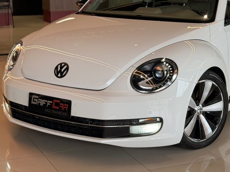 VOLKSWAGEN FUSCA 2.0 TSI 16V R-LINE 2013/2014 GRIFFCAR MULTIMARCAS DOIS IRMÃOS / Carros no Vale