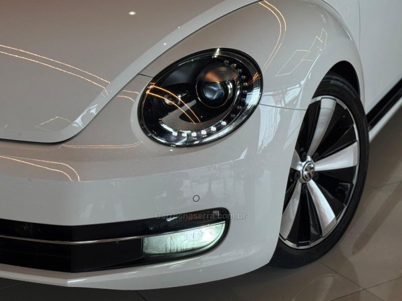 VOLKSWAGEN FUSCA 2.0 TSI 16V R-LINE 2013/2014 GRIFFCAR MULTIMARCAS DOIS IRMÃOS / Carros no Vale