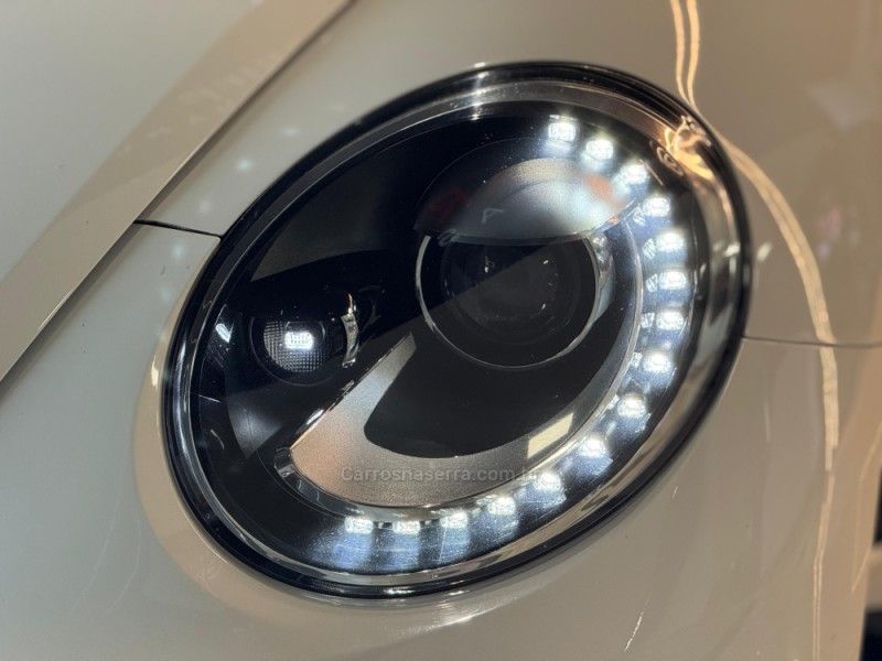 VOLKSWAGEN FUSCA 2.0 TSI 16V R-LINE 2013/2014 GRIFFCAR MULTIMARCAS DOIS IRMÃOS / Carros no Vale