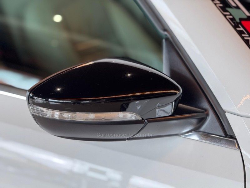 VOLKSWAGEN FUSCA 2.0 TSI 16V R-LINE 2013/2014 GRIFFCAR MULTIMARCAS DOIS IRMÃOS / Carros no Vale