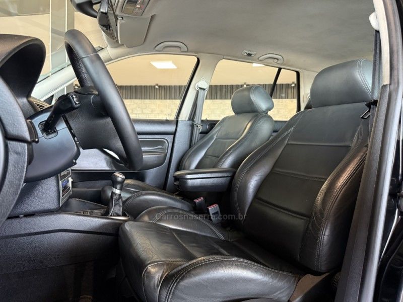 VOLKSWAGEN GOLF 1.6 MI SPORTLINE 8V 2013/2013 GRIFFCAR MULTIMARCAS DOIS IRMÃOS / Carros no Vale