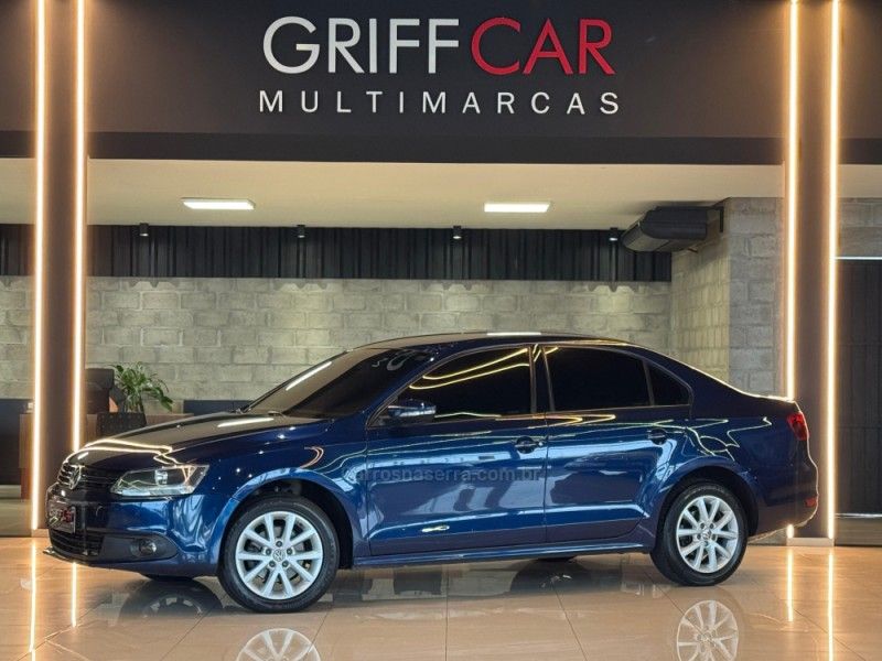 VOLKSWAGEN JETTA 2.0 COMFORTLINE TIPTRONIC 2011/2012 GRIFFCAR MULTIMARCAS DOIS IRMÃOS / Carros no Vale