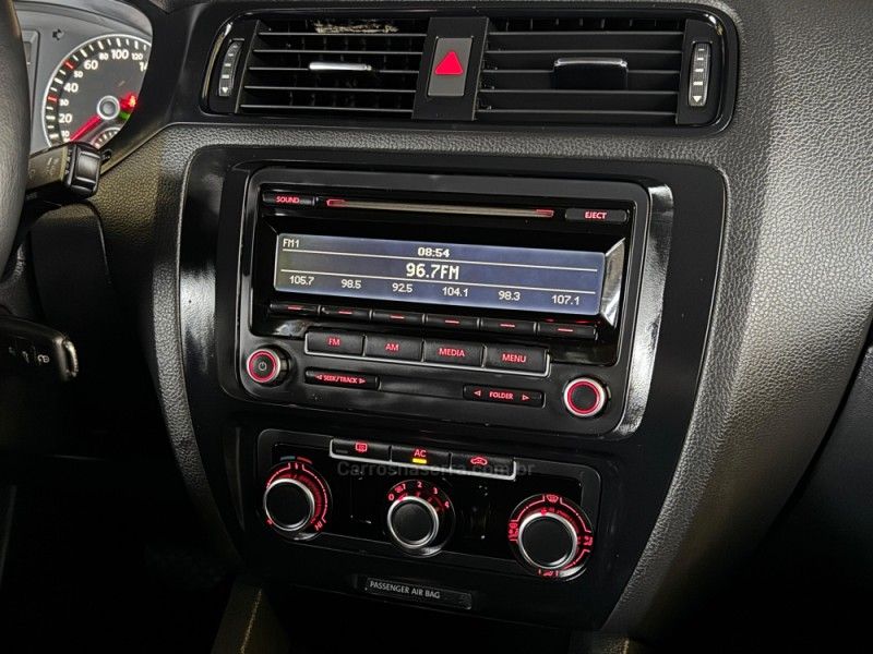 VOLKSWAGEN JETTA 2.0 COMFORTLINE TIPTRONIC 2011/2012 GRIFFCAR MULTIMARCAS DOIS IRMÃOS / Carros no Vale