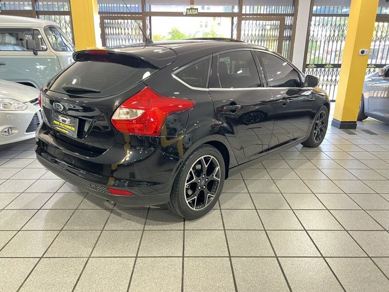 FORD FOCUS 2.0 TITANIUM PLUS HATCH 16V AUTO 2015/2015 PRIME MULTIMARCAS CAXIAS DO SUL / Carros no Vale