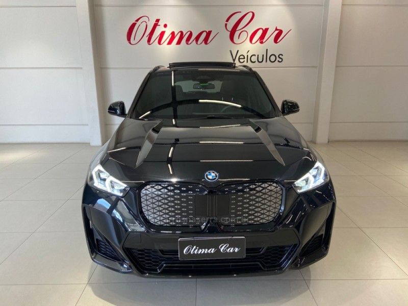 BMW IX1 XDRIVE30 M SPORT ELÉTRICO 2024/2025 ÓTIMA CAR FLORES DA CUNHA / Carros no Vale