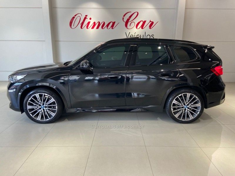 BMW IX1 XDRIVE30 M SPORT ELÉTRICO 2024/2025 ÓTIMA CAR FLORES DA CUNHA / Carros no Vale