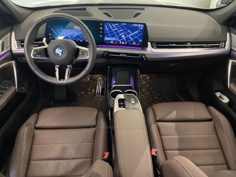 BMW IX1 XDRIVE30 M SPORT ELÉTRICO 2024/2025 ÓTIMA CAR FLORES DA CUNHA / Carros no Vale