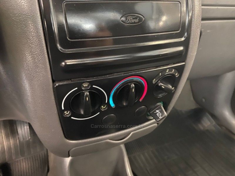 FORD COURIER 1.6 L 8V 2003/2004 ÓTIMA CAR FLORES DA CUNHA / Carros no Vale