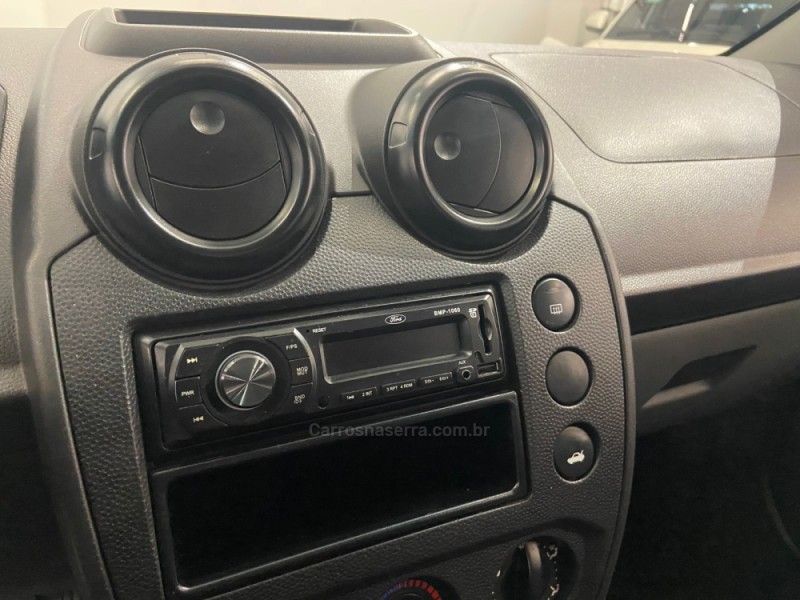 FORD FIESTA 1.0 ROCAM SE 8V 2013/2014 ÓTIMA CAR FLORES DA CUNHA / Carros no Vale