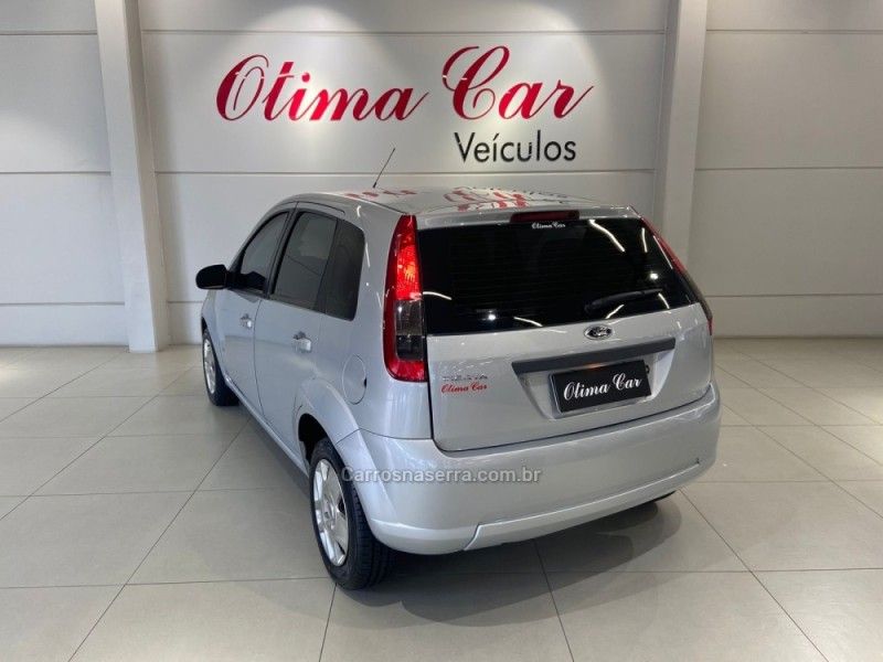 FORD FIESTA 1.0 ROCAM SE 8V 2013/2014 ÓTIMA CAR FLORES DA CUNHA / Carros no Vale