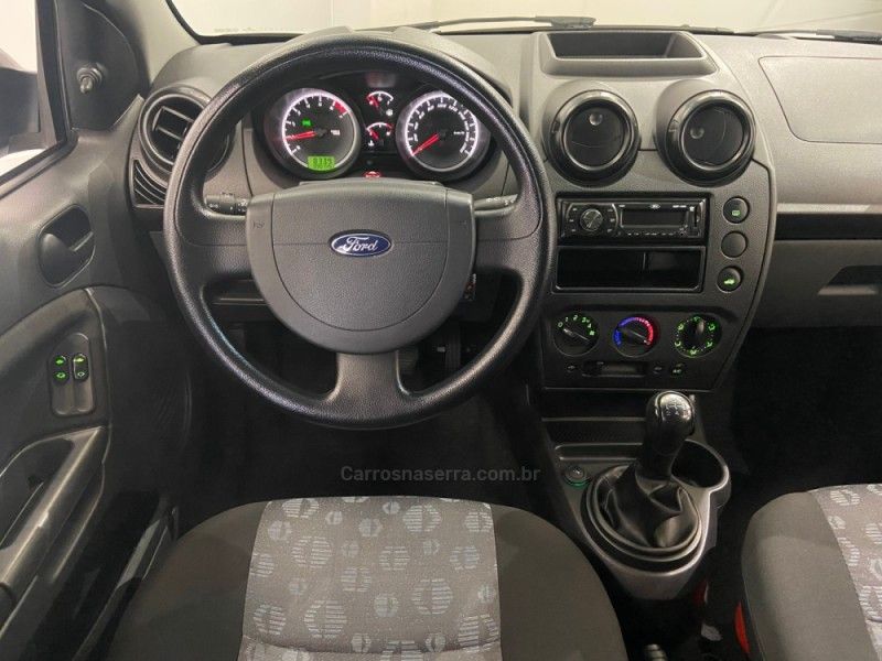 FORD FIESTA 1.0 ROCAM SE 8V 2013/2014 ÓTIMA CAR FLORES DA CUNHA / Carros no Vale