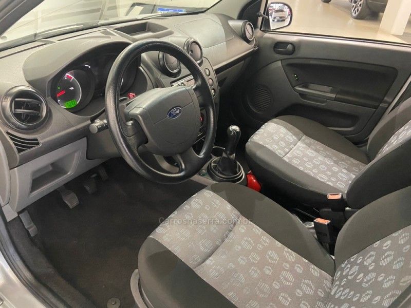 FORD FIESTA 1.0 ROCAM SE 8V 2013/2014 ÓTIMA CAR FLORES DA CUNHA / Carros no Vale