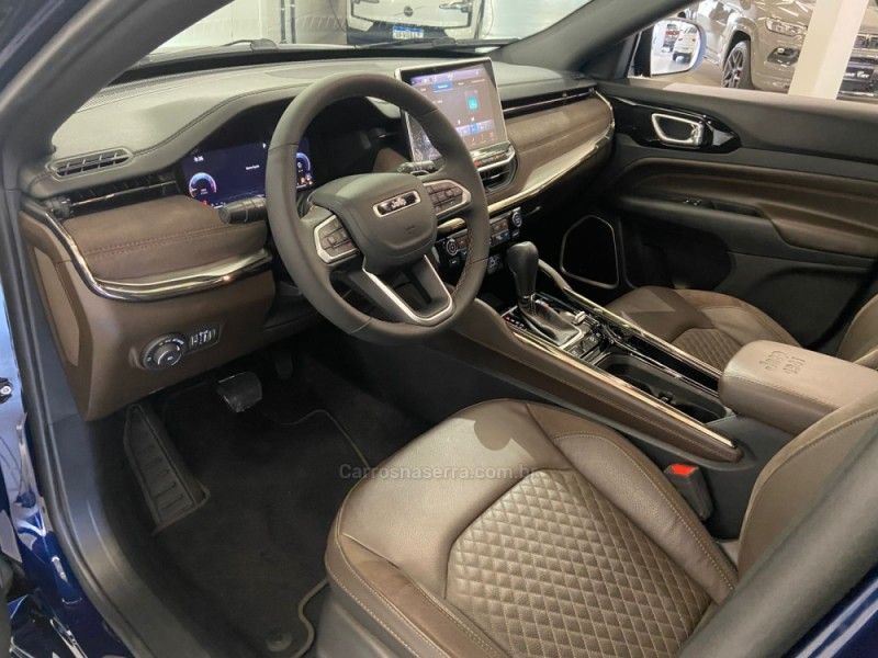 JEEP COMMANDER 2.0 OVERLAND HURRICANE 4X4 TURBO 2024/2025 ÓTIMA CAR FLORES DA CUNHA / Carros no Vale JEEP COMMANDER 2.0 OVERLAND HURRICANE 4X4 TURBO 2024/2025 ÓTIMA CAR FLORES DA CUNHA / Carros no Vale