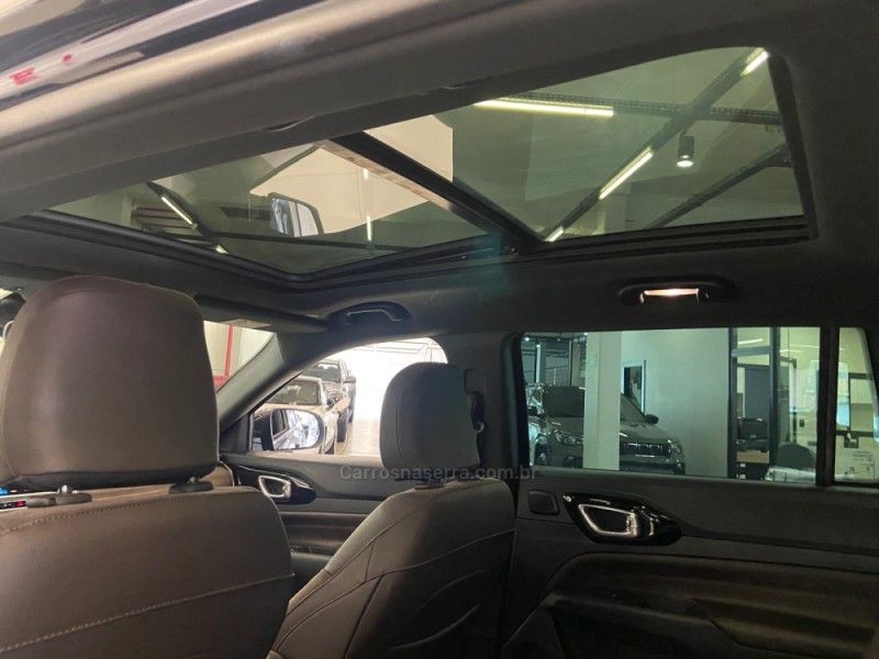 JEEP COMMANDER 2.0 OVERLAND HURRICANE 4X4 TURBO 2024/2025 ÓTIMA CAR FLORES DA CUNHA / Carros no Vale JEEP COMMANDER 2.0 OVERLAND HURRICANE 4X4 TURBO 2024/2025 ÓTIMA CAR FLORES DA CUNHA / Carros no Vale