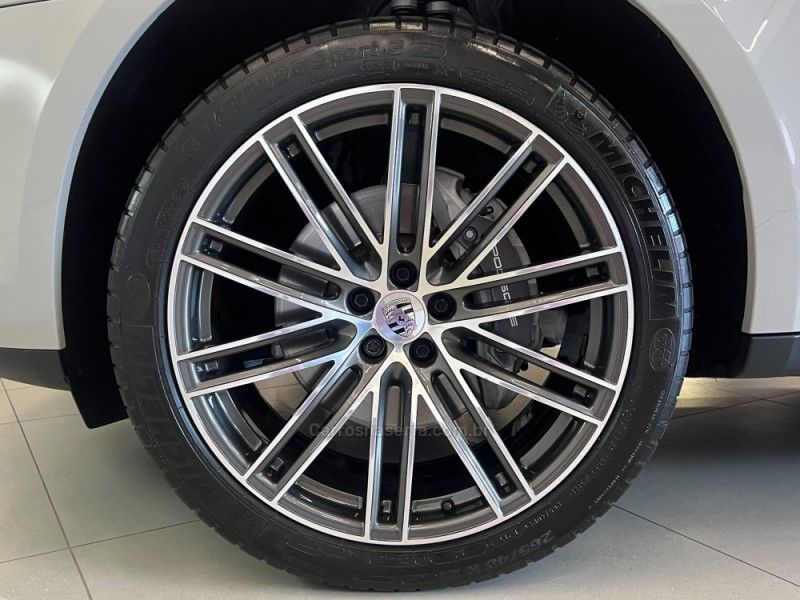 PORSCHE MACAN 2.0 16V 2022/2023 ÓTIMA CAR FLORES DA CUNHA / Carros no Vale