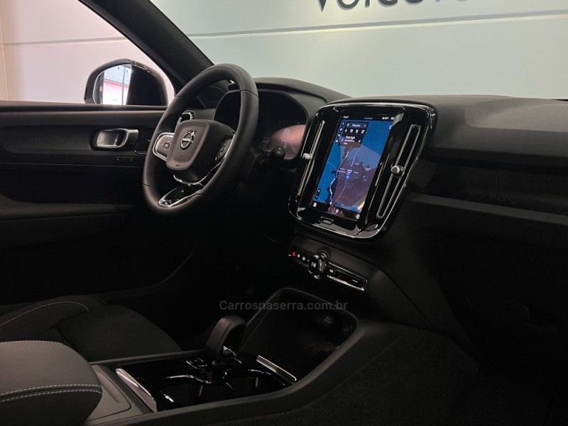VOLVO XC 40 P6 RECHARGE ELECTRIC PLUS 2023/2024 ÓTIMA CAR FLORES DA CUNHA / Carros no Vale