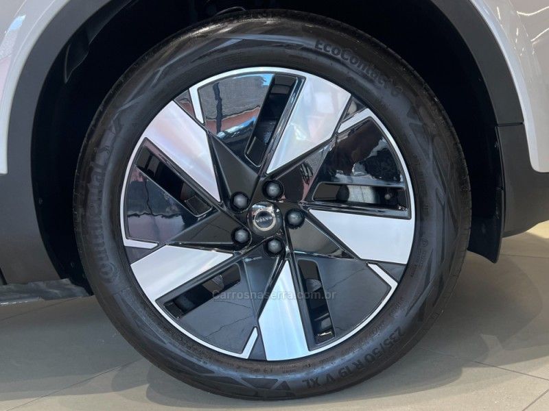 VOLVO XC 40 P6 RECHARGE ELECTRIC PLUS 2023/2024 ÓTIMA CAR FLORES DA CUNHA / Carros no Vale