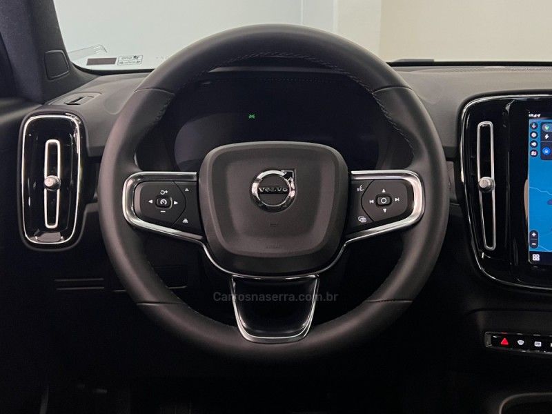 VOLVO XC 40 P6 RECHARGE ELECTRIC PLUS 2023/2024 ÓTIMA CAR FLORES DA CUNHA / Carros no Vale