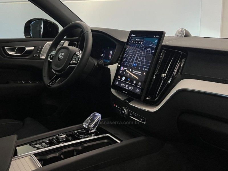 VOLVO XC60 2.0 T8 ULTRA DARK AWD HÍBRIDO 2025/2026 ÓTIMA CAR FLORES DA CUNHA / Carros no Vale