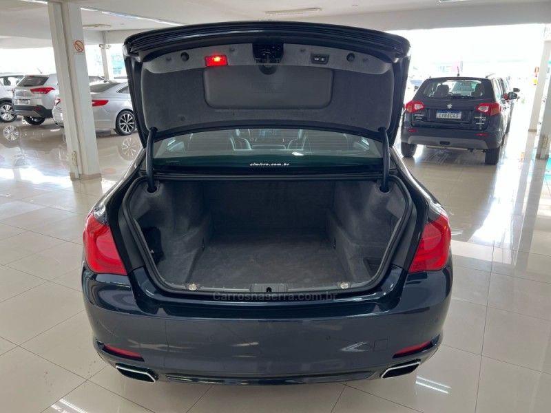 BMW 750I 4.4 M SPORT SEDAN V8 32V 2011/2012 CIMIRRO AUTOMÓVEIS TAQUARA / Carros no Vale BMW 750I 4.4 M SPORT SEDAN V8 32V 2011/2012 CIMIRRO AUTOMÓVEIS TAQUARA / Carros no Vale
