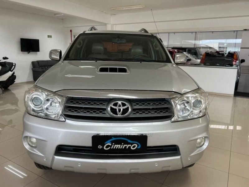 TOYOTA HILUX SW4 3.0 SRV 4X4 7 LUGARES 16V TURBO INTERCOOLER 2010/2010 CIMIRRO AUTOMÓVEIS TAQUARA / Carros no Vale