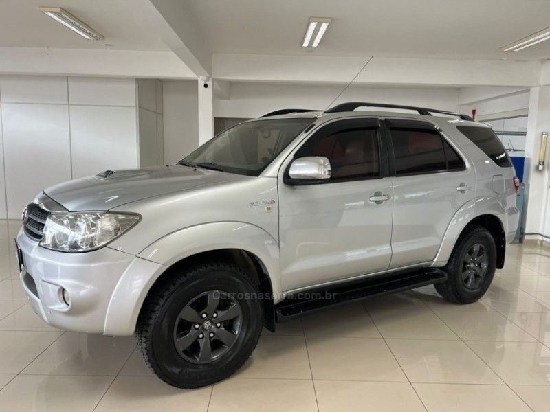 TOYOTA HILUX SW4 3.0 SRV 4X4 7 LUGARES 16V TURBO INTERCOOLER 2010/2010 CIMIRRO AUTOMÓVEIS TAQUARA / Carros no Vale