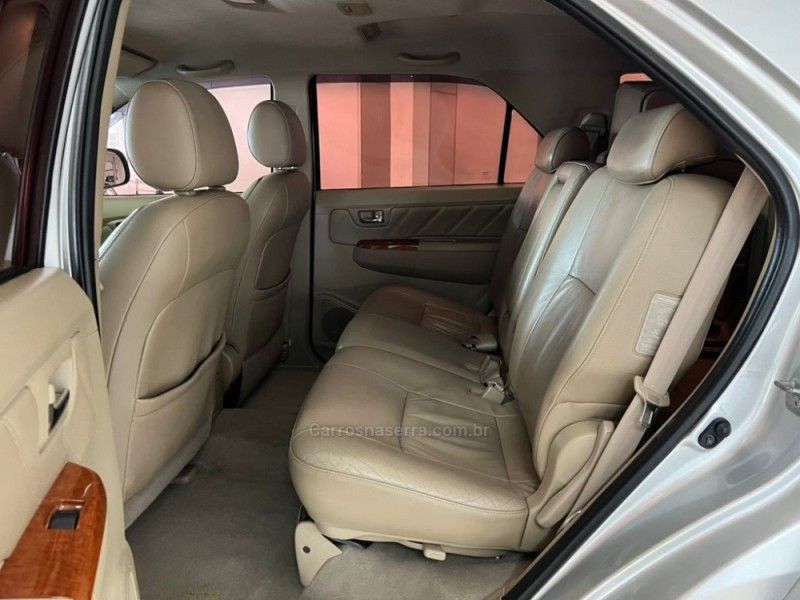 TOYOTA HILUX SW4 3.0 SRV 4X4 7 LUGARES 16V TURBO INTERCOOLER 2010/2010 CIMIRRO AUTOMÓVEIS TAQUARA / Carros no Vale