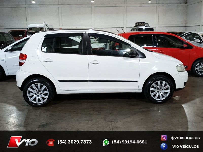 VOLKSWAGEN FOX 1.0 MI PLUS 8V 2004/2005 V10 VEÍCULOS CAXIAS DO SUL / Carros no Vale