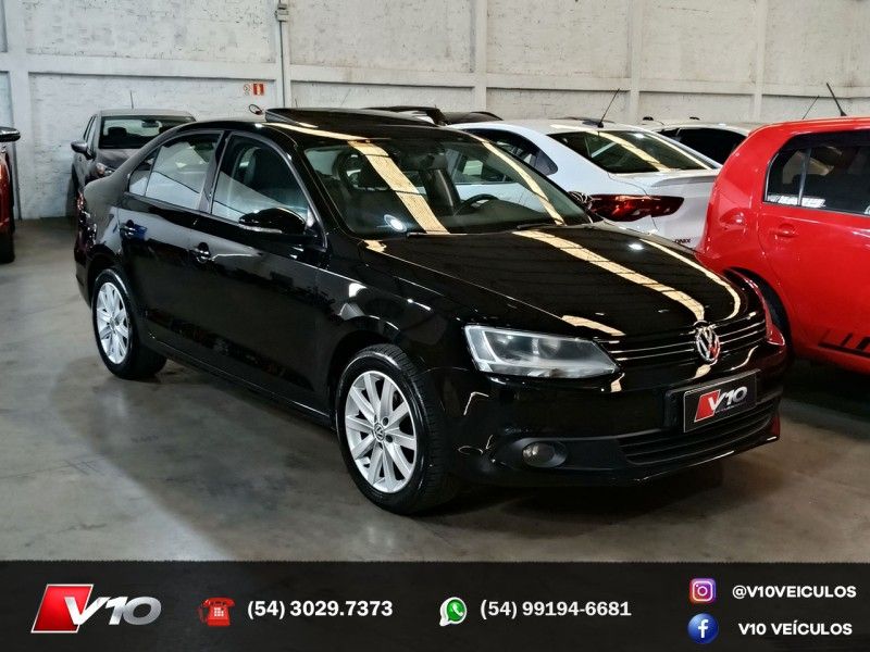 VOLKSWAGEN JETTA 2.0 COMFORTLINE TIPTRONIC 2011/2012 V10 VEÍCULOS CAXIAS DO SUL / Carros no Vale