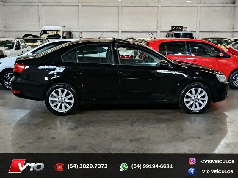 VOLKSWAGEN JETTA 2.0 COMFORTLINE TIPTRONIC 2011/2012 V10 VEÍCULOS CAXIAS DO SUL / Carros no Vale