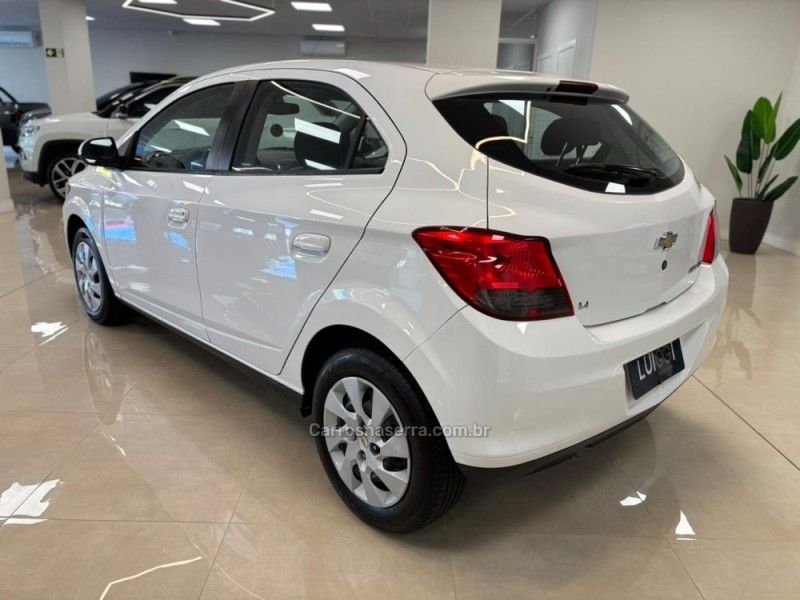 CHEVROLET ONIX 1.4 MPFI LT 8V 2013/2014 LUIGGI AUTOMÓVEIS CARLOS BARBOSA / Carros no Vale