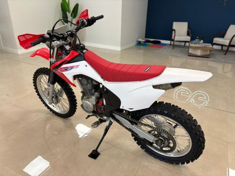 Honda Motos CRF 230F 2016/2016 LUIGGI AUTOMÓVEIS CARLOS BARBOSA / Carros no Vale