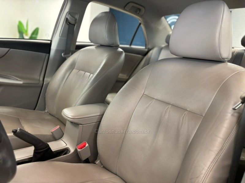 TOYOTA COROLLA 2.0 XEI 16V 2013/2014 LUIGGI AUTOMÓVEIS CARLOS BARBOSA / Carros no Vale