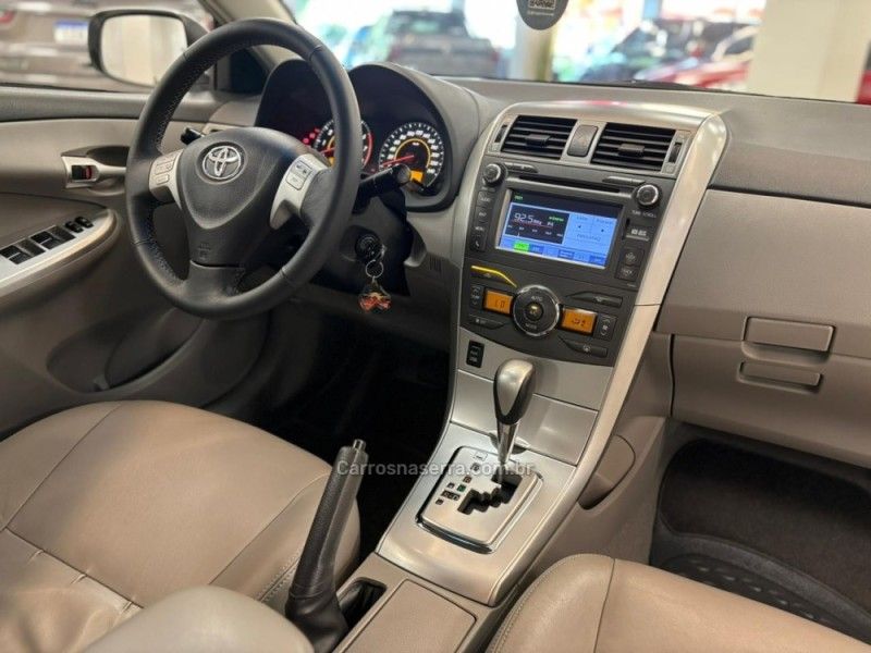 TOYOTA COROLLA 2.0 XEI 16V 2013/2014 LUIGGI AUTOMÓVEIS CARLOS BARBOSA / Carros no Vale