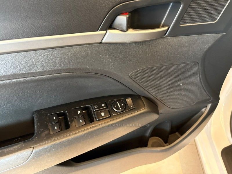 HYUNDAI ELANTRA 2.0 GLS 16V 2017/2017 AUTOGRIF MOTORS CAMPO BOM / Carros no Vale
