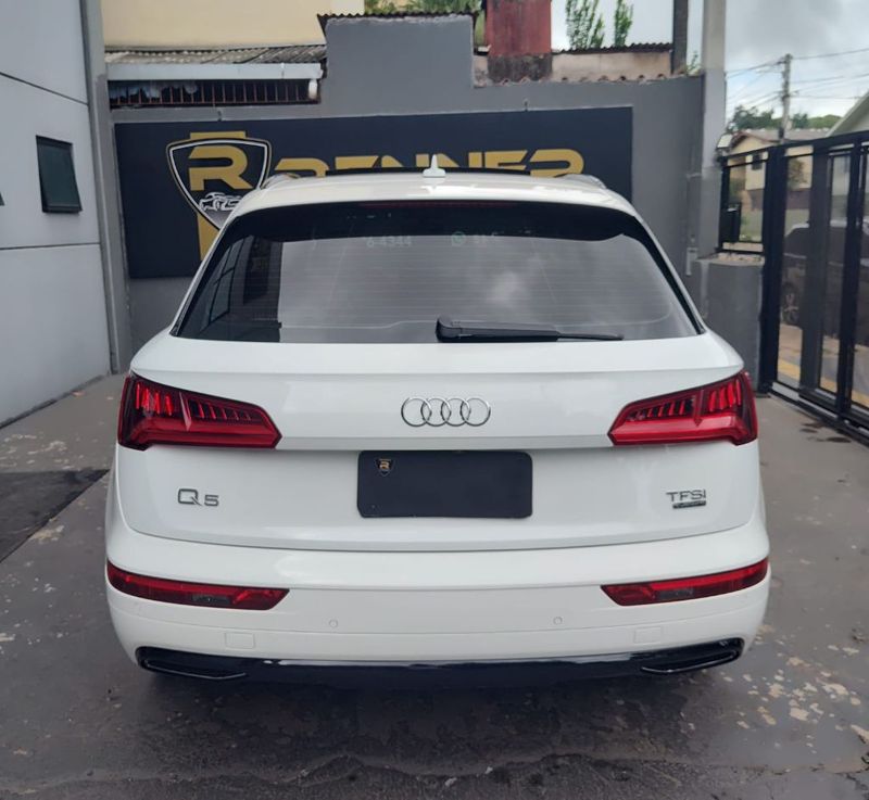 Audi Q5 Ambiente 2.0 TFSI Quattro S Tronic 2017/2018 RENNER AUTOMÓVEIS LAJEADO / Carros no Vale